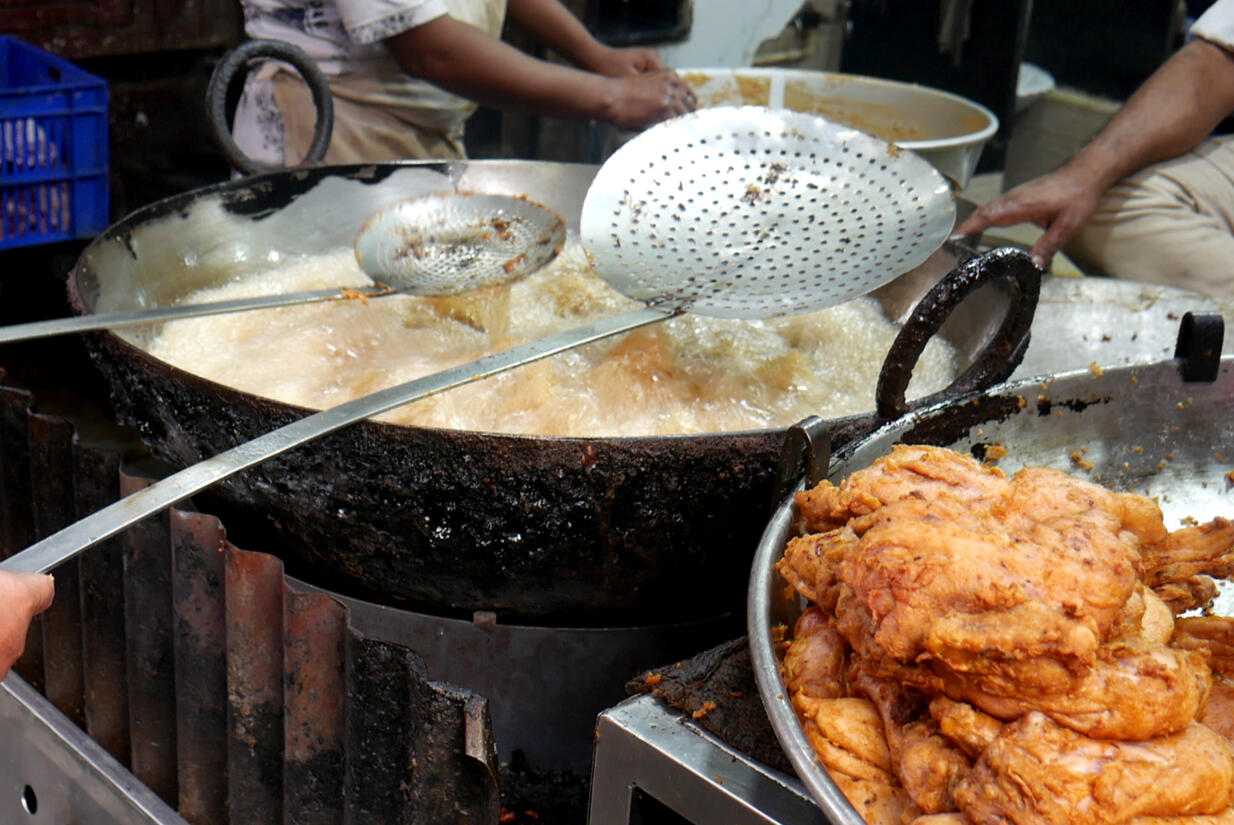 Fresh Chicken pakora in making